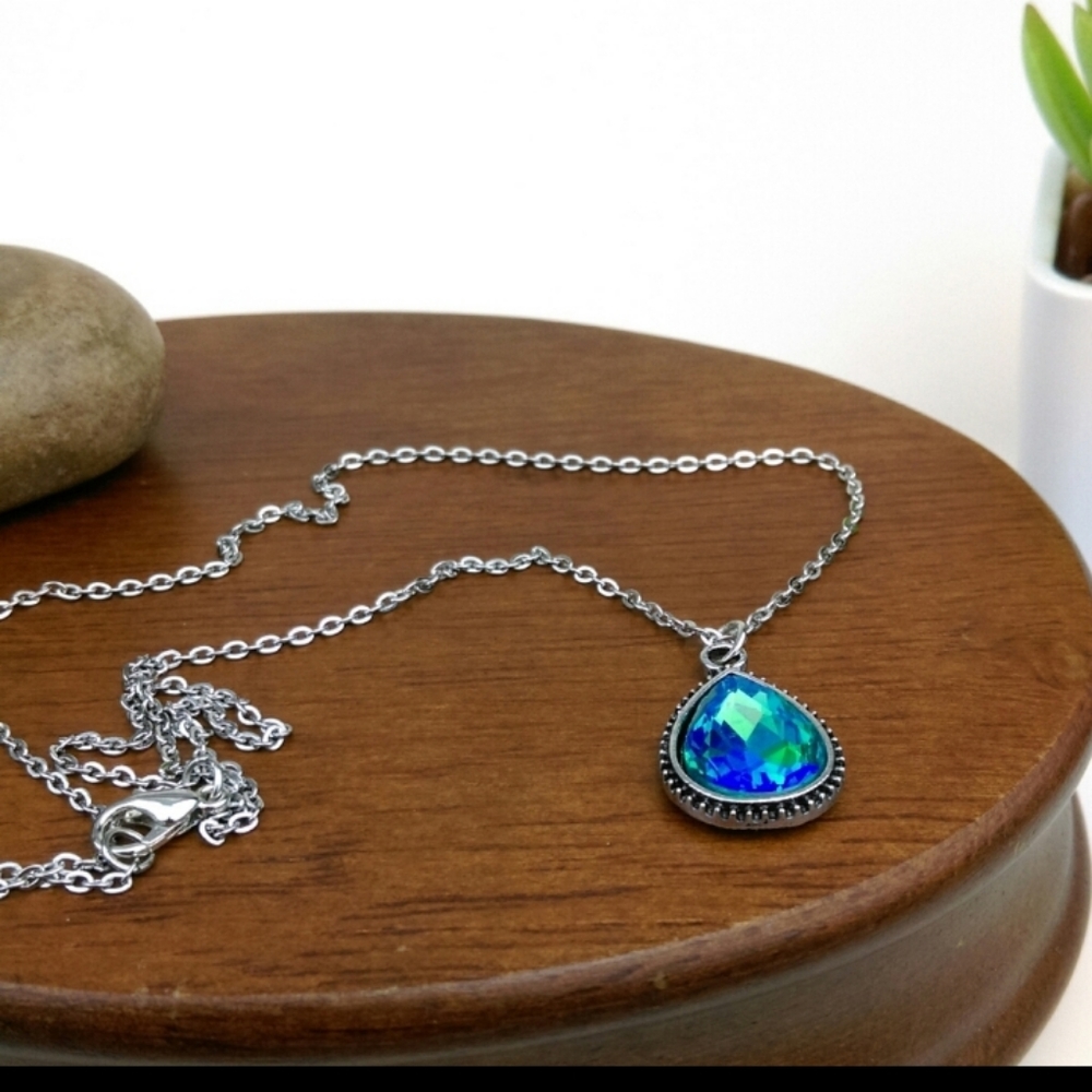 Turquoise Rhinestone Pendant & Necklace
